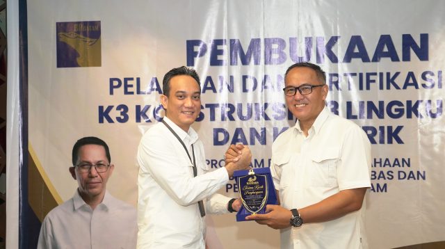 Santo Prastowo membuka pelatihan dan sertifikasi K3 bidang konstruksi, lingkungan, dan kelistrikan bagi pegawai BP Batam di Hotel Santika.