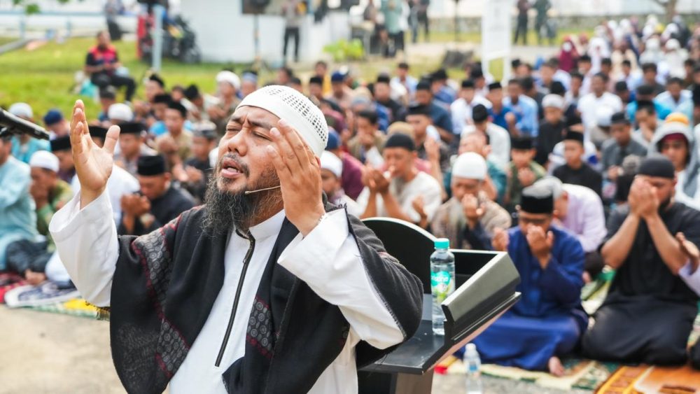 Warga mengikuti Salat Istisqa bersama BP Batam di area Waduk Nongsa, Batam, Kepulauan Riau, Jumat 9 Oktober 2026.