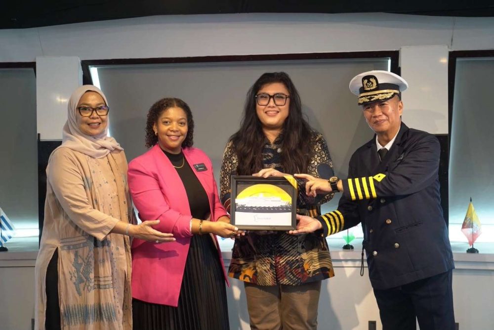 Kapal buku terapung Doulos Hope bersandar di Pelabuhan Bintang 99 Batam dengan perpustakaan yang menyediakan sekitar 2.000 judul buku.