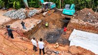Pekerjaan pembongkaran dan penggalian jalan di depan Hotel Vista Batam hingga kedalaman dua meter untuk memperbaiki struktur jalan.