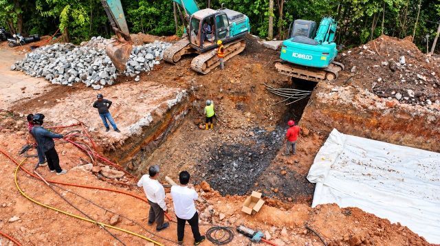 Pekerjaan pembongkaran dan penggalian jalan di depan Hotel Vista Batam hingga kedalaman dua meter untuk memperbaiki struktur jalan.
