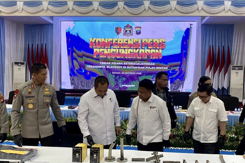 Penyidik Bareskrim Polri memeriksa barang bukti terkait blackout Batam-Bintan di Gardu Induk Sei Harapan.