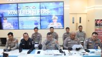 Polisi Batam menggelar konferensi pers penangkapan tersangka tabrak lari maut yang buron selama tiga tahun.