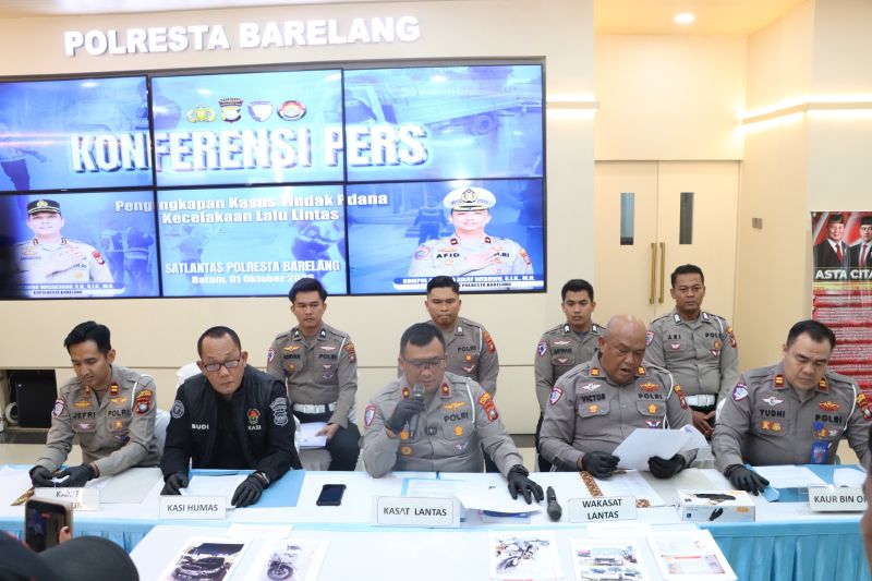 Polisi Batam menggelar konferensi pers penangkapan tersangka tabrak lari maut yang buron selama tiga tahun.