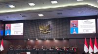 Hakim Konstitusi membacakan putusan perkara syarat pendidikan Gibran Rakabuming Raka di Gedung Mahkamah Konstitusi, Jakarta.