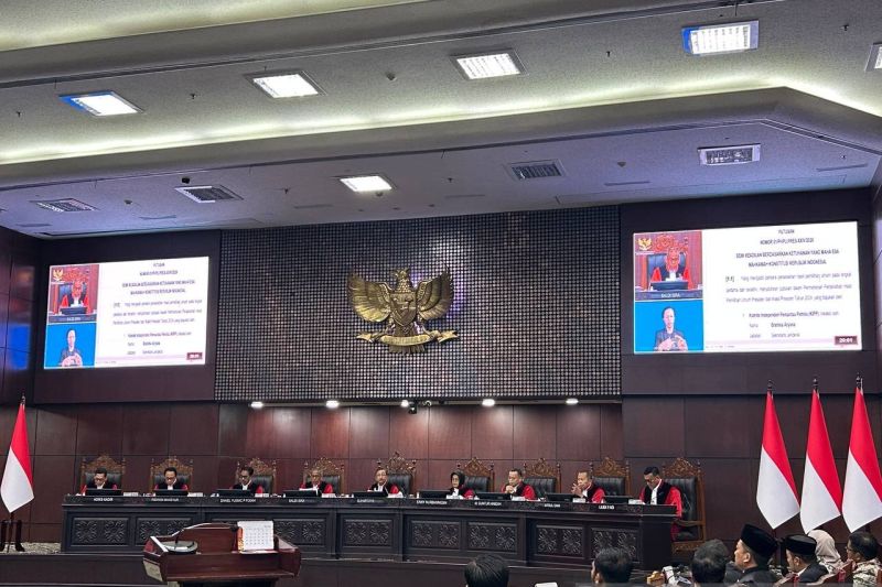 Hakim Konstitusi membacakan putusan perkara syarat pendidikan Gibran Rakabuming Raka di Gedung Mahkamah Konstitusi, Jakarta.
