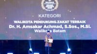 Wali Kota Batam Amsakar Achmad menerima penghargaan sebagai Wali Kota Pendukung Zakat Terbaik dalam BAZNAS Grand Awards 2026.