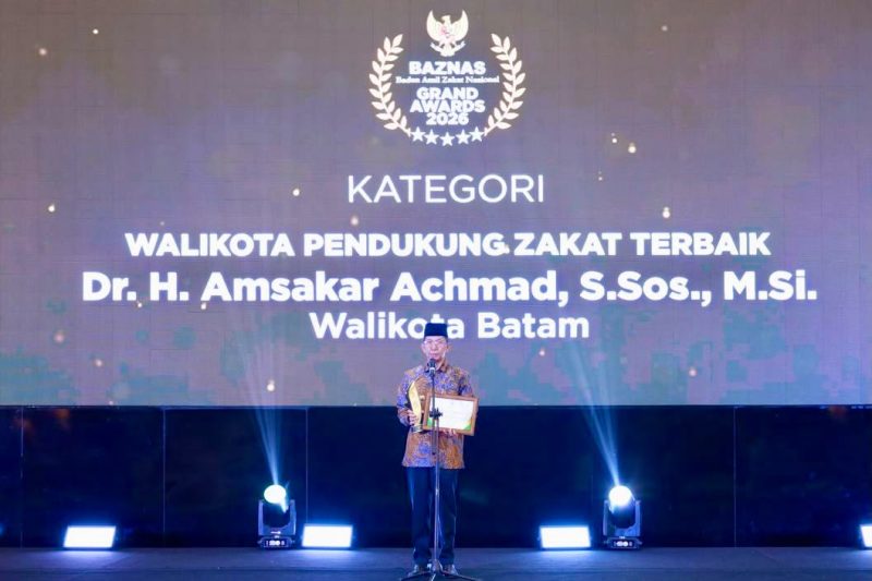 Wali Kota Batam Amsakar Achmad menerima penghargaan sebagai Wali Kota Pendukung Zakat Terbaik dalam BAZNAS Grand Awards 2026.
