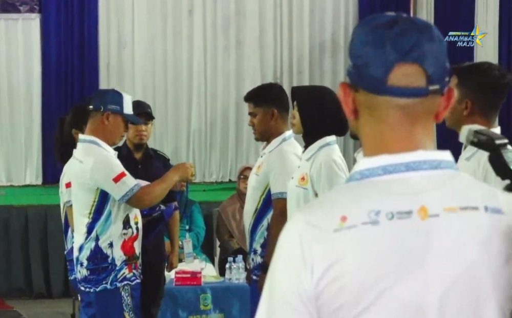 Bupati Kepulauan Anambas Aneng melepas kontingen daerah yang akan mengikuti Pekan Olahraga Provinsi Kepri VI 2026 di Gedung BPMS, Tarempa.