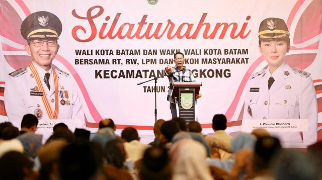Wali Kota Batam Amsakar Achmad berdialog dengan warga dan tokoh masyarakat Kecamatan Bengkong.