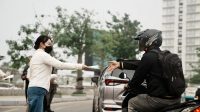 Wakil Kepala BP Batam Li Claudia Chandra membagikan masker kepada warga di Bundaran BP Batam saat kabut asap memengaruhi kualitas udara Batam.
