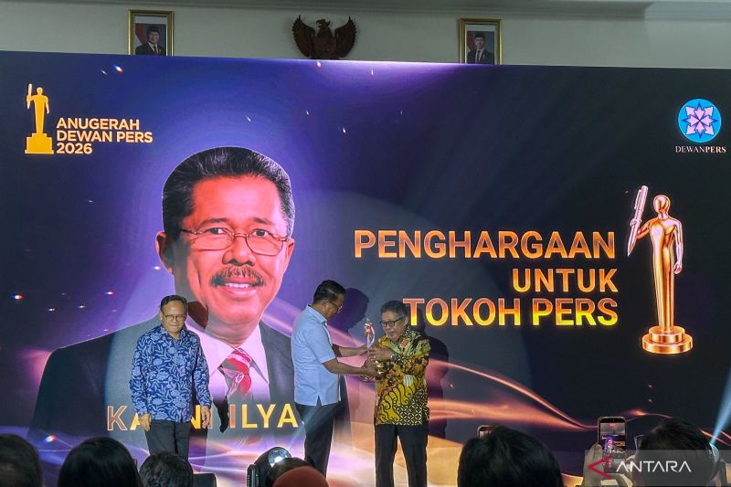 Penyerahan Anugerah Dewan Pers 2026 kepada penerima dari kategori perusahaan pers, wartawan, tokoh pers, dan tokoh bangsa di Jakarta.