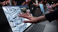 CEO Apple John Ternus memperkenalkan MacBook Pro layar sentuh dengan layar OLED dalam acara peluncuran produk di Los Angeles pada 28 Oktober 2026.