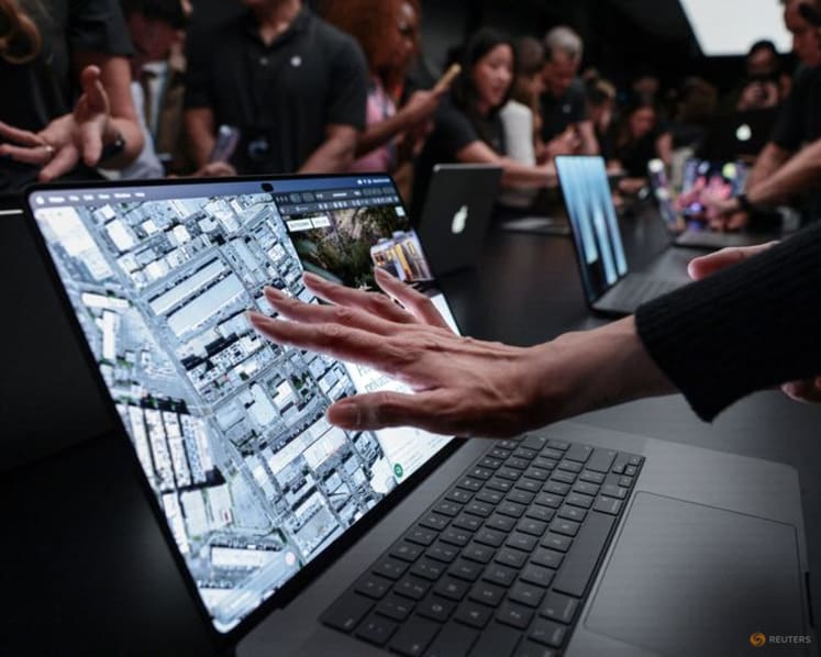 CEO Apple John Ternus memperkenalkan MacBook Pro layar sentuh dengan layar OLED dalam acara peluncuran produk di Los Angeles pada 28 Oktober 2026.