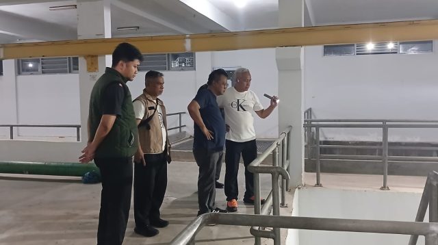 Petugas BP Batam menyiapkan distribusi air melalui mobil tangki untuk membantu warga terdampak gangguan pasokan air di Batam.