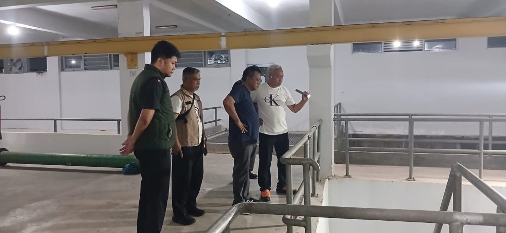 Petugas BP Batam menyiapkan distribusi air melalui mobil tangki untuk membantu warga terdampak gangguan pasokan air di Batam.