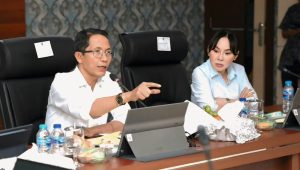 Kepala BP Batam sekaligus Wali Kota Batam, Amsakar Achmad bersama Wakil Kepala BP Batam, Li Claudia Chandra memimpin rapat percepatan penanganan 167 titik rawan banjir di Kantor Pemerintah Kota Batam, Kamis (1/10).