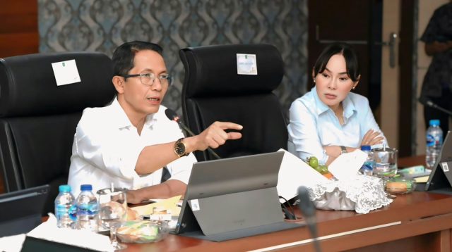 Kepala BP Batam sekaligus Wali Kota Batam, Amsakar Achmad bersama Wakil Kepala BP Batam, Li Claudia Chandra memimpin rapat percepatan penanganan 167 titik rawan banjir di Kantor Pemerintah Kota Batam, Kamis (1/10).