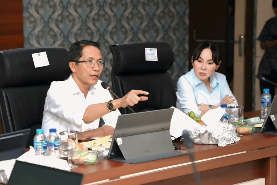Kepala BP Batam sekaligus Wali Kota Batam, Amsakar Achmad bersama Wakil Kepala BP Batam, Li Claudia Chandra memimpin rapat percepatan penanganan 167 titik rawan banjir di Kantor Pemerintah Kota Batam, Kamis (1/10).