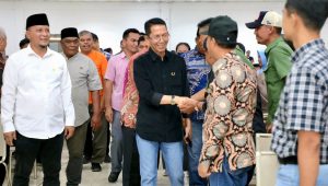 Wali Kota Batam Amsakar Achmad berdialog bersama warga.