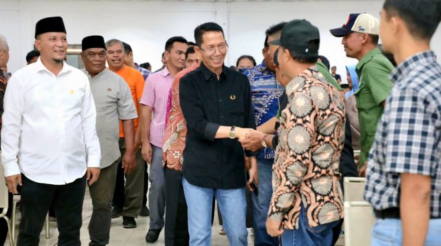 Wali Kota Batam Amsakar Achmad berdialog bersama warga.