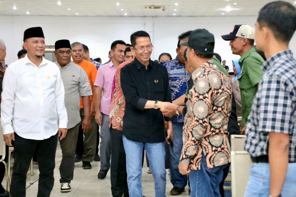 Wali Kota Batam Amsakar Achmad berdialog bersama warga.