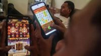 Sejumlah komputer yang disita dari rumah dinas TNI AD di Kompleks Perumahan Angkatan Darat Cijantung yang diduga menjadi tempat operasional judi online.