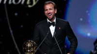 Harry Kane memegang trofi Ballon d'Or 2026 di malam penganugerahan London.