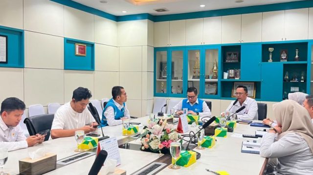Kepala Ombudsman Kepri Lagat Parroha Patar Siadari saat memantau pelayanan kelistrikan PLN Batam setelah blackout pada 12 Oktober 2026.
