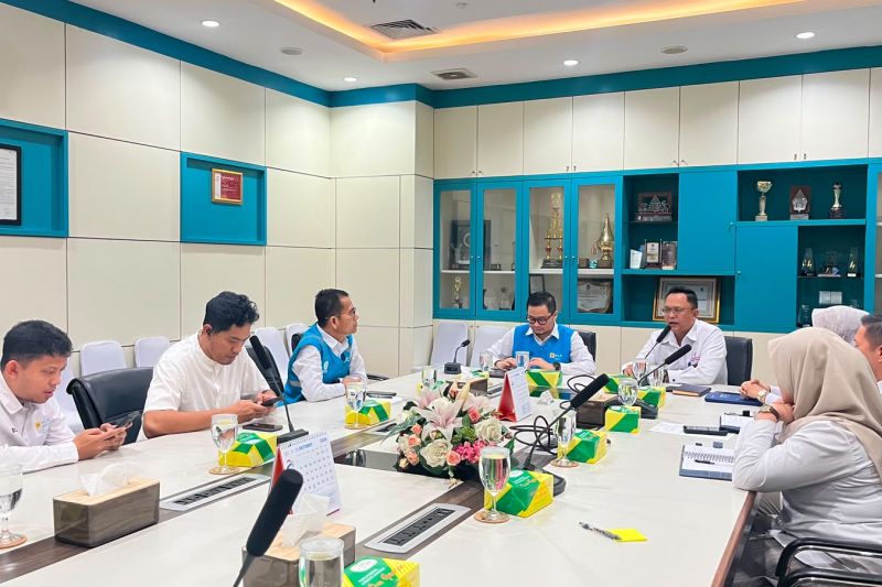 Kepala Ombudsman Kepri Lagat Parroha Patar Siadari saat memantau pelayanan kelistrikan PLN Batam setelah blackout pada 12 Oktober 2026.
