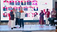 Direktur RSBP Batam dr. Tanto Budiharto menerima penghargaan Outstanding Healthcare Leadership and Management Hospital dalam ajang Indonesia Excellent Hospital 2026 di Jakarta.