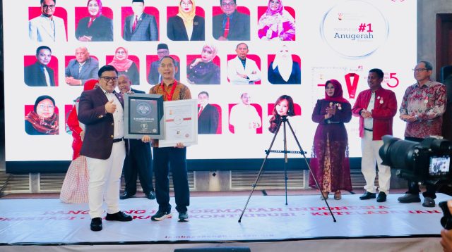 Direktur RSBP Batam dr. Tanto Budiharto menerima penghargaan Outstanding Healthcare Leadership and Management Hospital dalam ajang Indonesia Excellent Hospital 2026 di Jakarta.