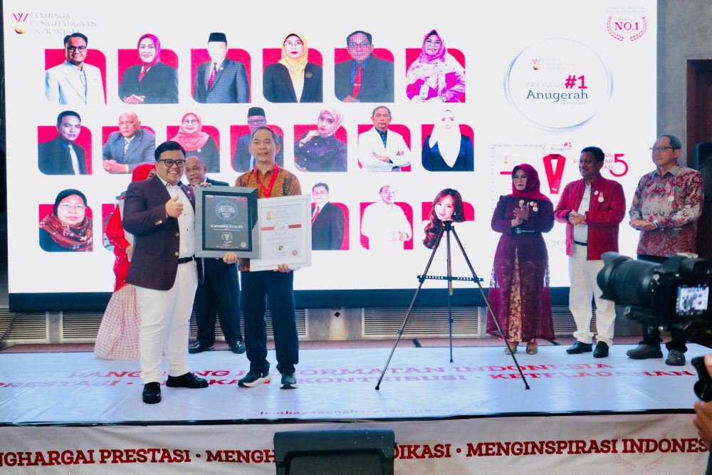 Direktur RSBP Batam dr. Tanto Budiharto menerima penghargaan Outstanding Healthcare Leadership and Management Hospital dalam ajang Indonesia Excellent Hospital 2026 di Jakarta.