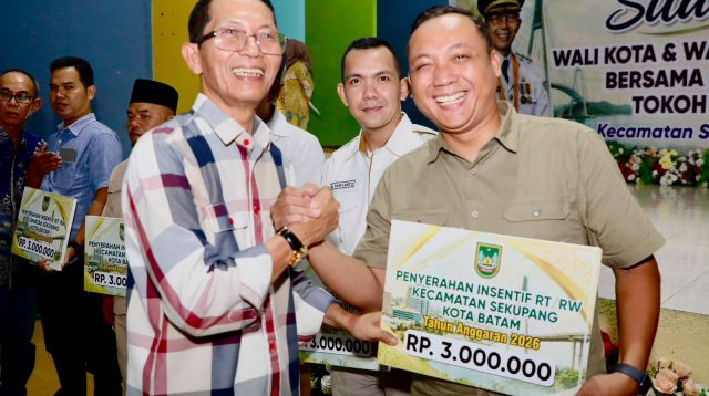 Wali Kota Batam Amsakar Achmad berbaur bersama perangkat RT, RW, dan LPM Kecamatan Sekupang demi memperkuat kolaborasi pembangunan daerah, Minggu (4/10/2026).