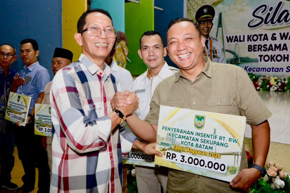 Wali Kota Batam Amsakar Achmad berbaur bersama perangkat RT, RW, dan LPM Kecamatan Sekupang demi memperkuat kolaborasi pembangunan daerah, Minggu (4/10/2026).