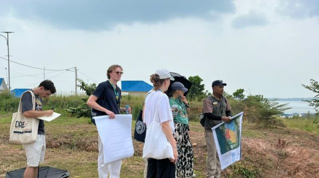 Delegasi mahasiswa dan peneliti lintas negara berdiskusi dengan warga transmigran di kawasan Barelang.
