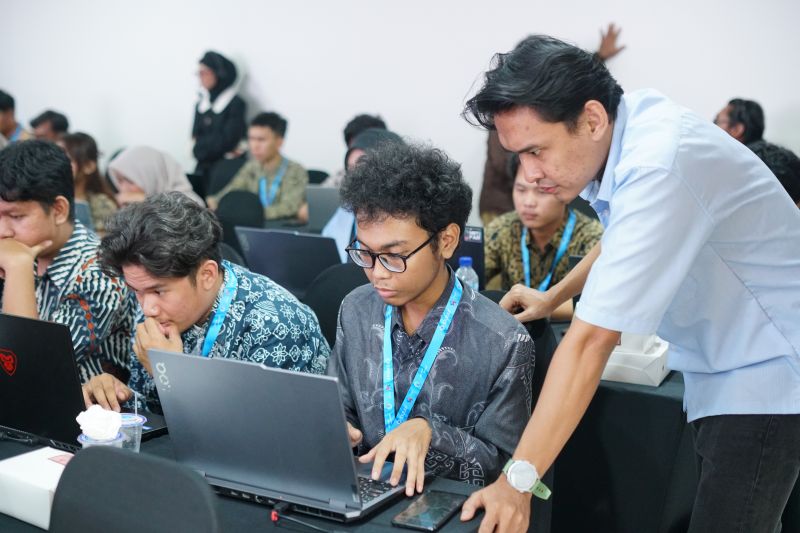 Seratus talenta digital Batam mengikuti pelatihan pengembangan aplikasi berbasis AI dalam program CHAT 2026 yang menekankan keamanan sistem.