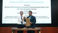 Kepala BP Batam Amsakar Achmad bersama Presiden Direktur PT Galang Bumi Industri Akhmad Ma’ruf Maulana dalam penandatanganan nota kesepakatan PSN Wiraraja di Batam.