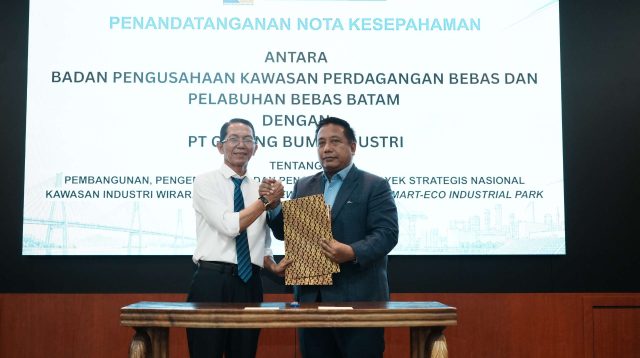 Kepala BP Batam Amsakar Achmad bersama Presiden Direktur PT Galang Bumi Industri Akhmad Ma’ruf Maulana dalam penandatanganan nota kesepakatan PSN Wiraraja di Batam.