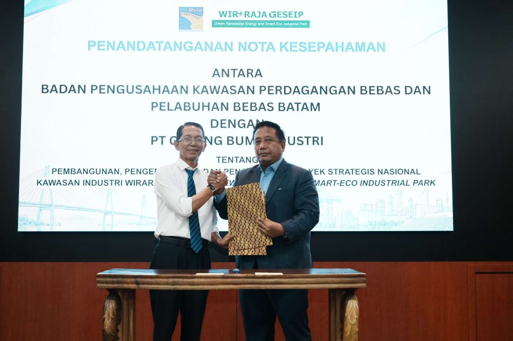 Kepala BP Batam Amsakar Achmad bersama Presiden Direktur PT Galang Bumi Industri Akhmad Ma’ruf Maulana dalam penandatanganan nota kesepakatan PSN Wiraraja di Batam.