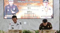 Kepala Kejati Kepri Transiswara Adhi dan Gubernur Kepri Ansar Ahmad menandatangani perjanjian kerja sama pengawalan proyek strategis daerah.