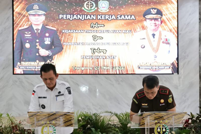 Kepala Kejati Kepri Transiswara Adhi dan Gubernur Kepri Ansar Ahmad menandatangani perjanjian kerja sama pengawalan proyek strategis daerah.