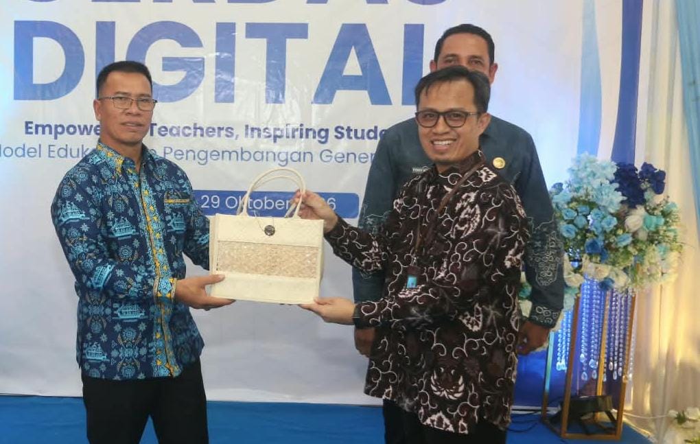 Bupati Kepulauan Anambas, Dato’ Aneng, meresmikan Program Cerdas Digital Anambas Tahun 2026 di SMP Negeri 2 Lembah Rewak, Kamis (29/10/2026).