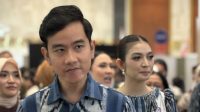Wakil Presiden Gibran Rakabuming Raka menjawab pertanyaan wartawan seusai membuka pameran INACRAFT di Jakarta, Rabu (7/10/2026).