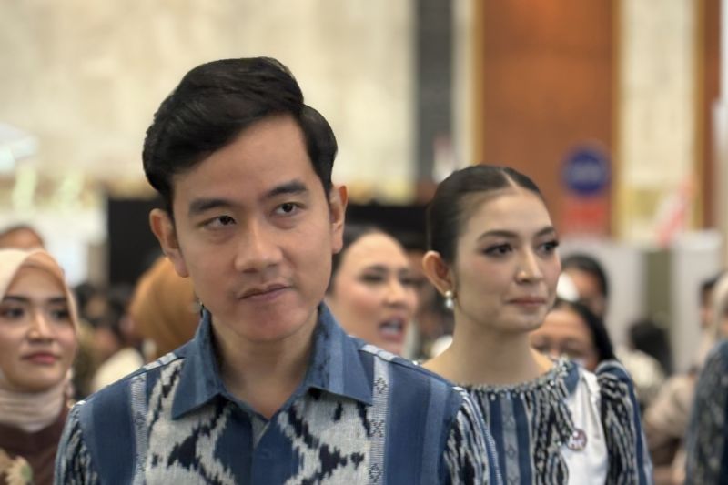 Wakil Presiden Gibran Rakabuming Raka menjawab pertanyaan wartawan seusai membuka pameran INACRAFT di Jakarta, Rabu (7/10/2026).