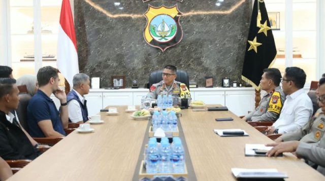 Pertemuan Polda Kepri dan perwakilan Interpol membahas operasi pencegahan penyelundupan bahan kimia.