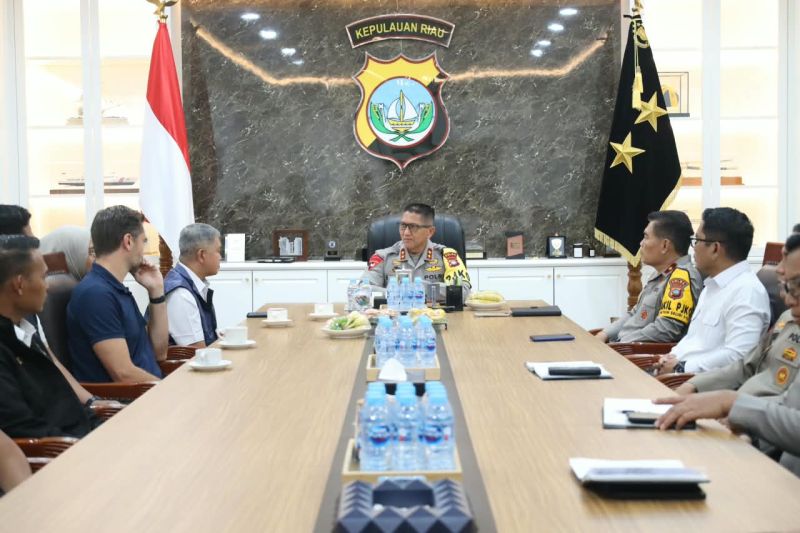 Pertemuan Polda Kepri dan perwakilan Interpol membahas operasi pencegahan penyelundupan bahan kimia.