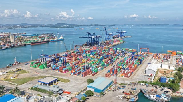 Aktivitas bongkar muat peti kemas dan barang di pelabuhan Batam yang mencatat pertumbuhan sepanjang Januari hingga September 2026.