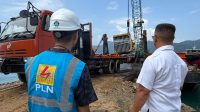 Bupati Kepulauan Anambas Aneng meninjau proses bongkar muat mesin PLTD di Pelabuhan Tanjung Momong.