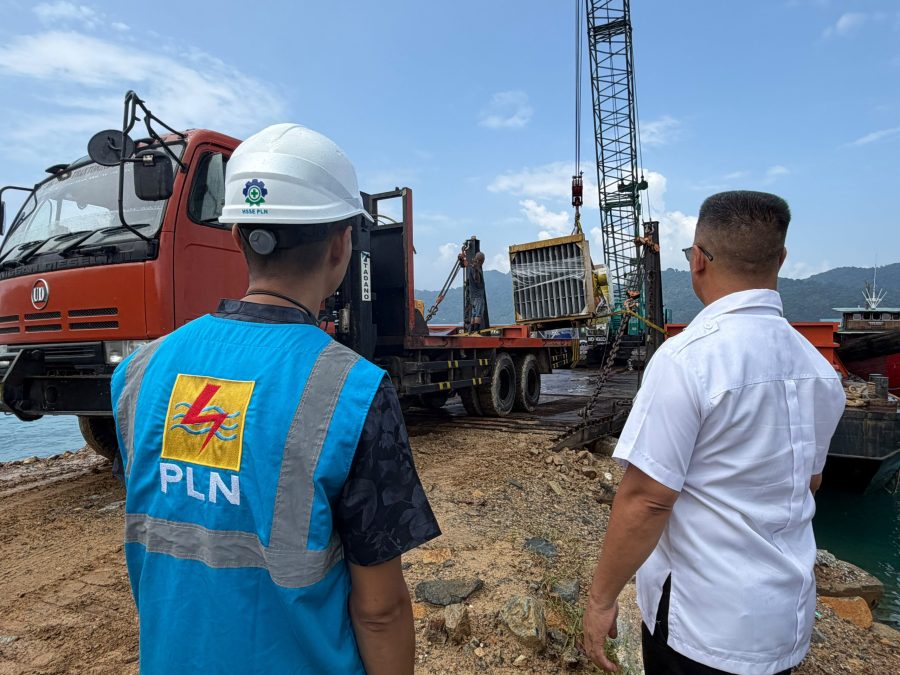 Bupati Kepulauan Anambas Aneng meninjau proses bongkar muat mesin PLTD di Pelabuhan Tanjung Momong.